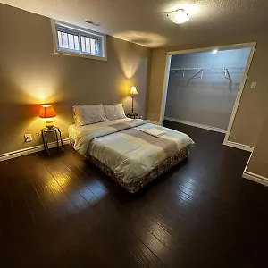 Homestay Deluxe Close To Restaurants, Plaza, Shopping, Gym & Colleges K1, Kitchener