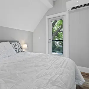 Holiday home Entire 1 Bedroom Across From Google - Br5, Kitchener